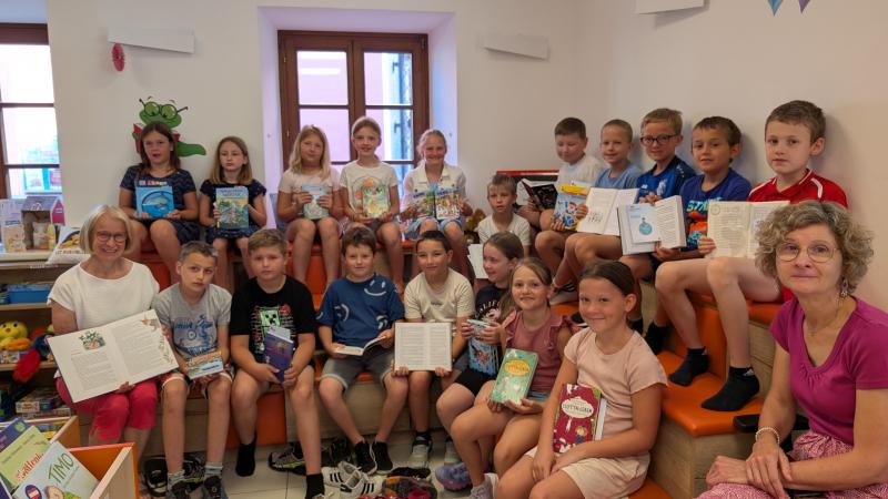 Volksschulkinder in der Bib