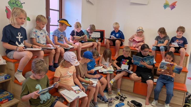 Volksschulkinder in der Bib