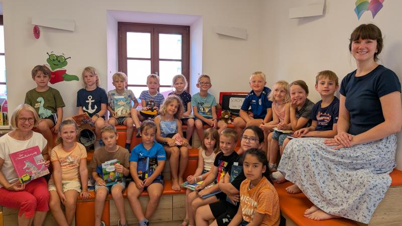 Volksschulkinder in der Bib