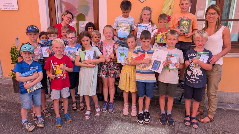 Volksschulkinder in der Bib