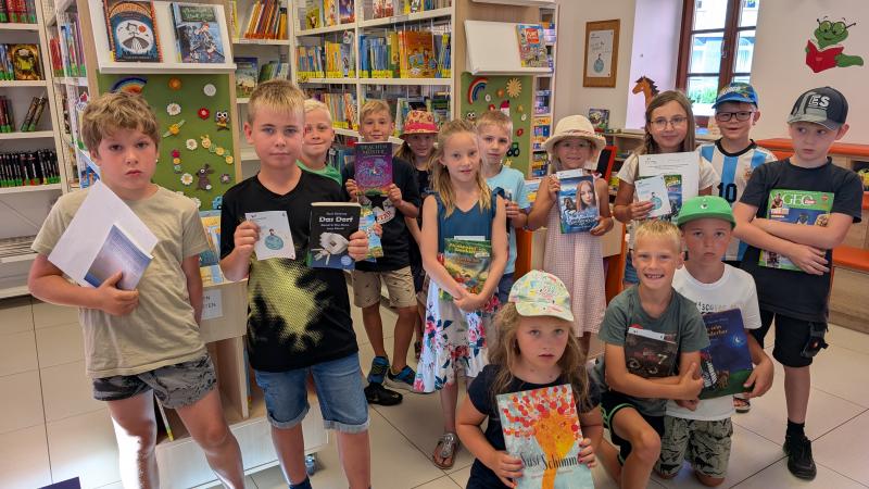 Volksschulkinder in der Bib