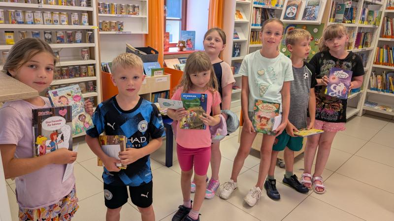 Volksschulkinder in der Bib