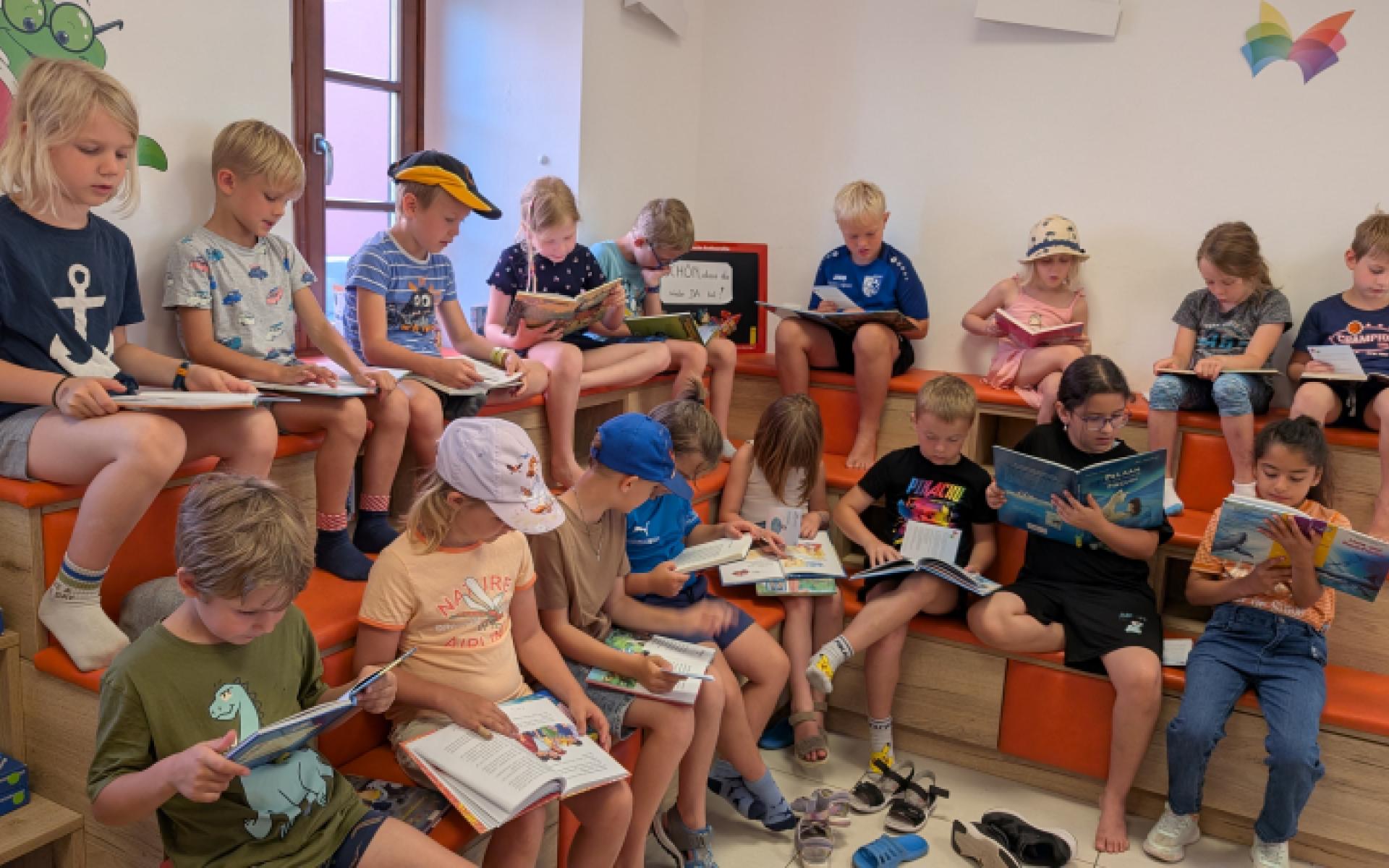 Volksschulkinder in der Bib